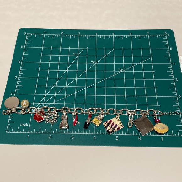 AVON 125 Years charm bracelet - Picture 3 of 3